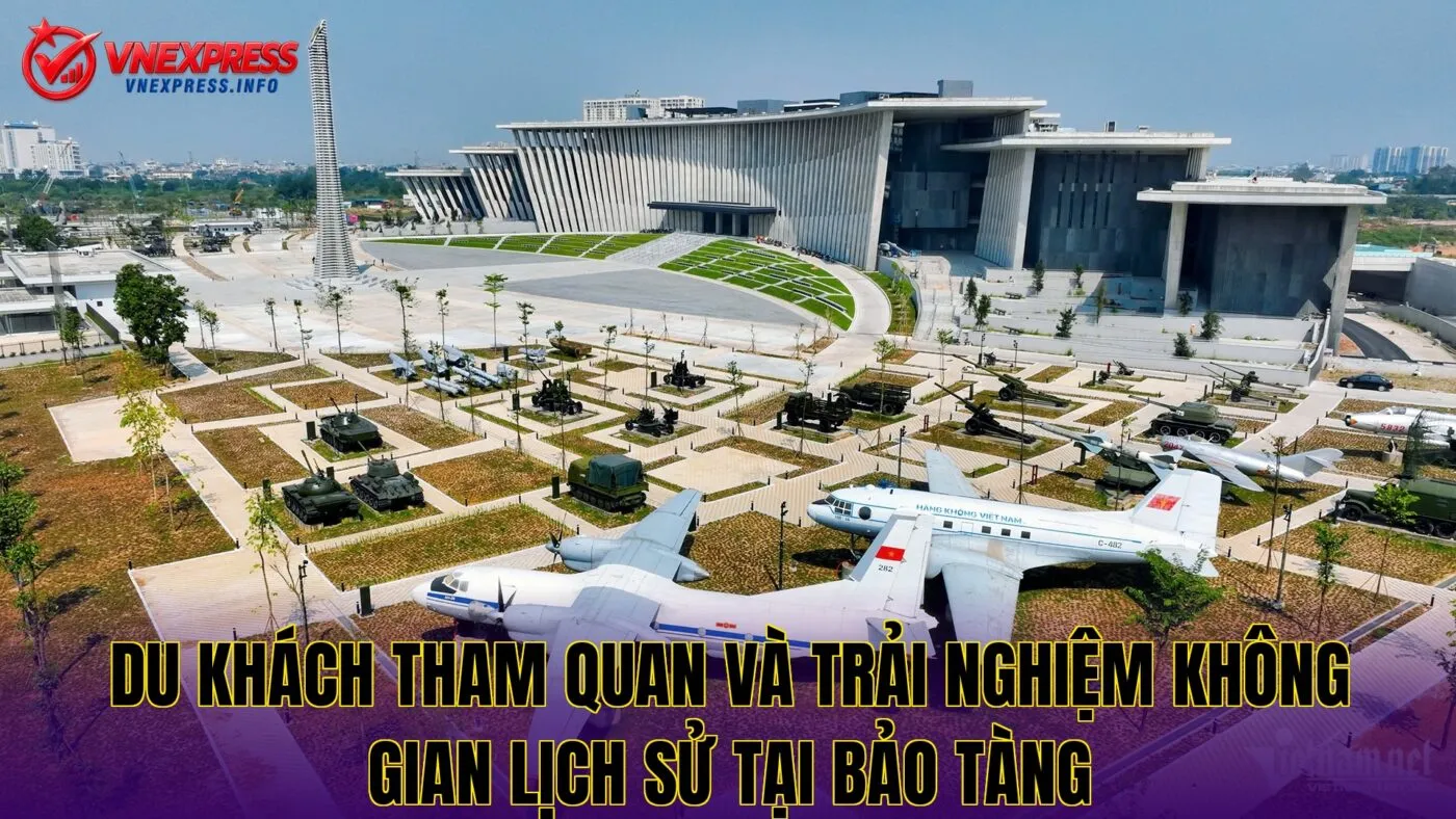 Du khách tham quan và trải nghiệm không gian lịch sử tại bảo tàng