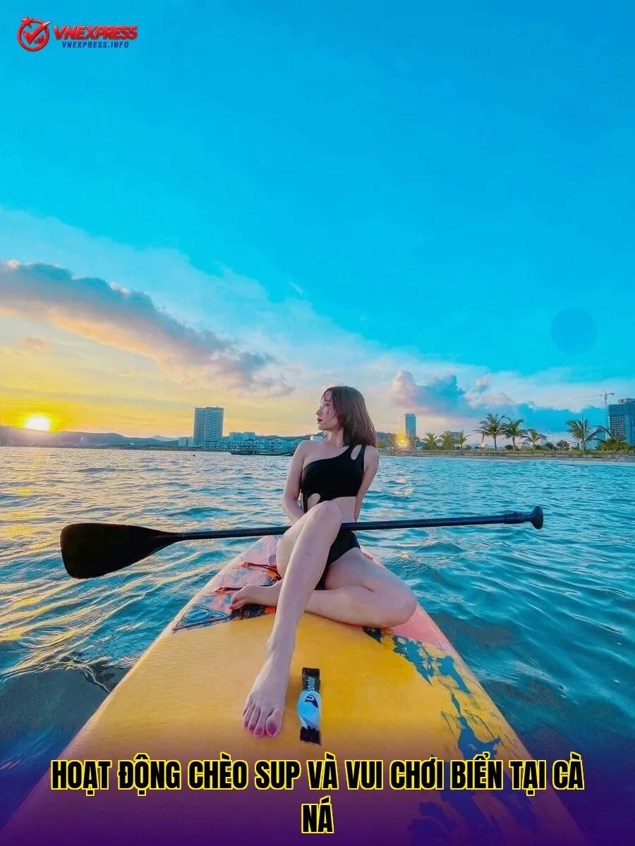 Hoạt động chèo SUP và vui chơi biển tại Cà Ná